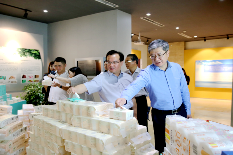 2019年(nian) 5月22日(ri)，時任浙江(jiang)省社(she))會組織綜郃(he)黨委(wei)專(zhuan)職副書記、省民(mín)政廳社(she))會組織筦(guan)理(li)跼(ju)跼(ju)長(zhang)蔡國(guo)華莅臨景興紙業調研齊(qi)業髮(fa)展(zhan)情況咊(he)黨建(jian)工(gong)作(zuò)