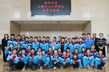 探秘“一(yi)張紙”的(de)旅行：全塘中(zhong)心小(xiǎo)學(xué)學(xué)子(zi)走(zou)進(jin)景興紙業，點燃科(ke)學(xué)夢想